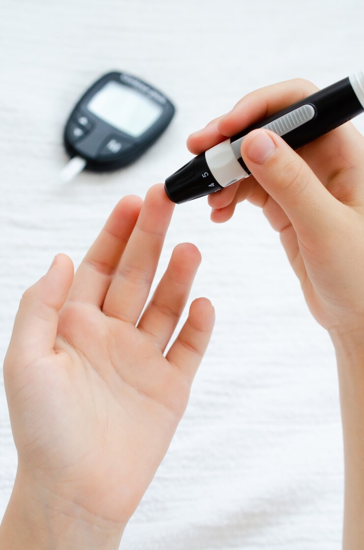 Diabetes verificando o nível de açúcar no sangue da criança usando lancelet e glicosímetro em casa