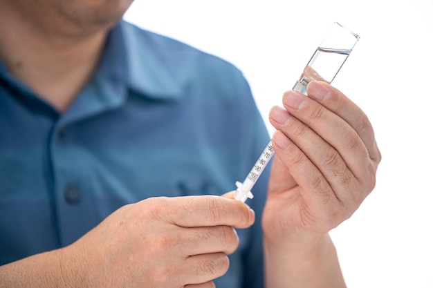 Diabético masculino se injetando com insulina