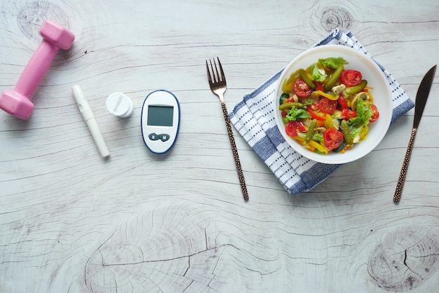 Diabetiker-Messgeräte und gesundes Essen auf dem Tisch