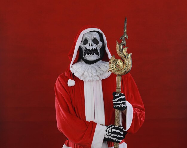 Diabo de papai noel em um fundo vermelho