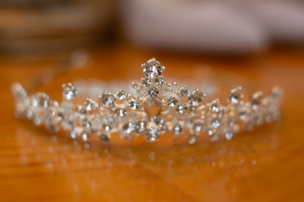 Diadema de casamento feminino, ouro com pedras preciosas e pérolas em um véu branco. diadema vintage.