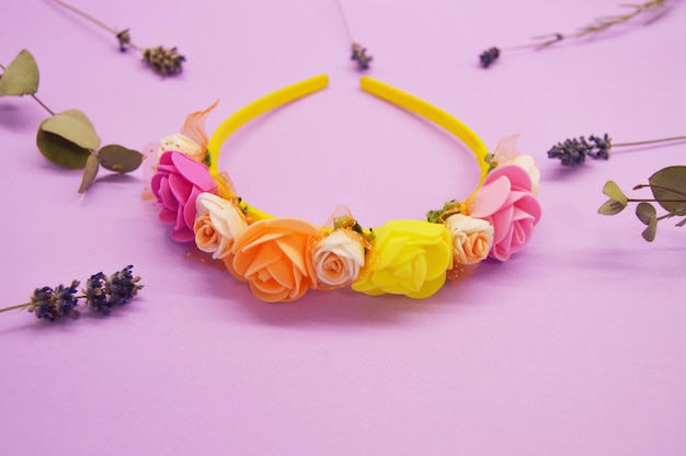 Foto diadema de mujer con delicadas flores multicolor