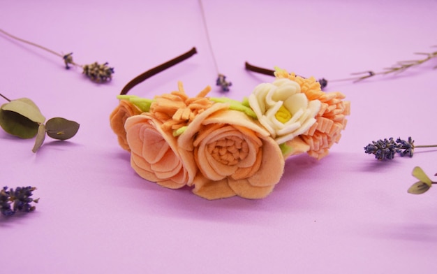 Diadema para niña con delicadas flores de fieltro beige