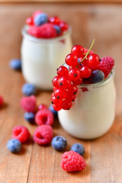 Diät-Frühstücksjoghurt mit Himbeeren und Brombeeren