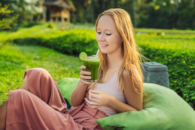 Diät. Gesund essende Frau, die frischen rohen grünen Detox-Gemüsesaft trinkt. Gesunder Lebensstil, vegetarisches Essen und Essen. Smoothies trinken. Ernährungskonzept.