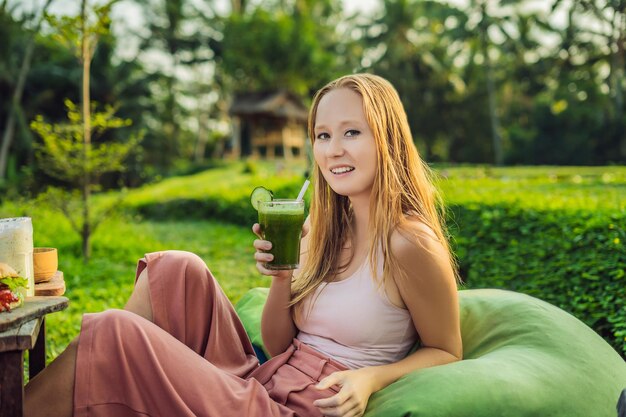 Diät. Gesund essende Frau, die frischen rohen grünen Detox-Gemüsesaft trinkt. Gesunder Lebensstil, vegetarisches Essen und Essen. Smoothies trinken. Ernährungskonzept.