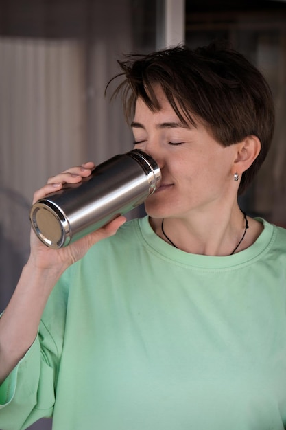 Diät gesunde Ernährung und Ruhe Frau trinkt sauberes Wasser im Glas