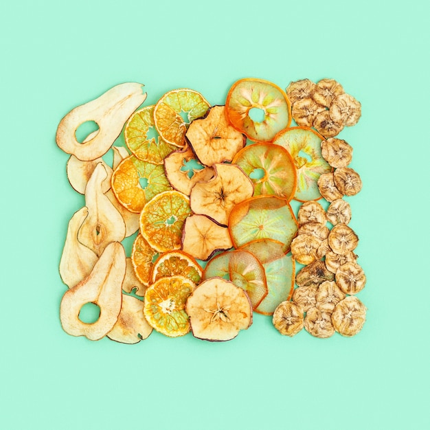 Diät Gesunder Snack, Satz getrocknete Früchte, dehydrierte Fruchtchips von Apfel, Banane, Persimone, Mandarine, Birne.