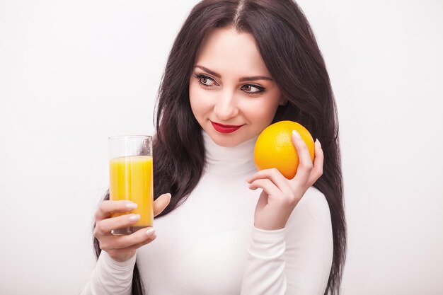 Diät. Gesundes Essen. Junge Frau, die frischen Orangensaft trinkt. Konzept Pflegefigur.