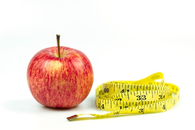 Diät-Konzept, Apfel und Maßband, lokalisiert auf weißem Hintergrund