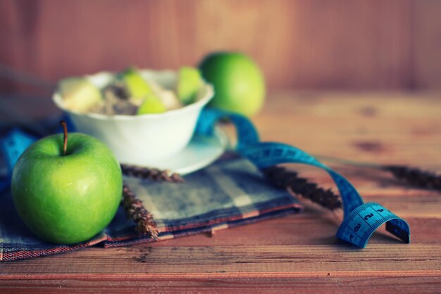 Diät-Obst-Apfel-Zentimeter-Holz-Hintergrund