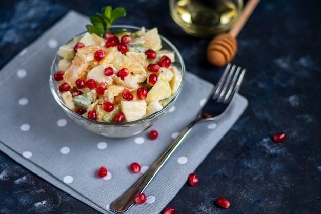 Diät obstsalat zum frühstück. kiwi orangenbanane und apfel gewürfelt und gewürzt mit joghurt mit honig.