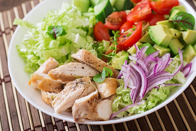 Diät-Salat mit Huhn, Avocado, Gurke, Tomate und Chinakohl