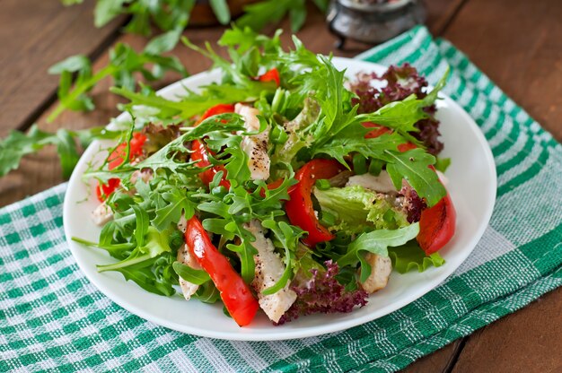 Diät-Salat mit Huhn, Rucola und süßem rotem Pfeffer