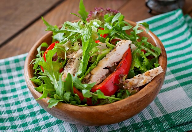 Diät-Salat mit Huhn, Rucola und süßem rotem Pfeffer