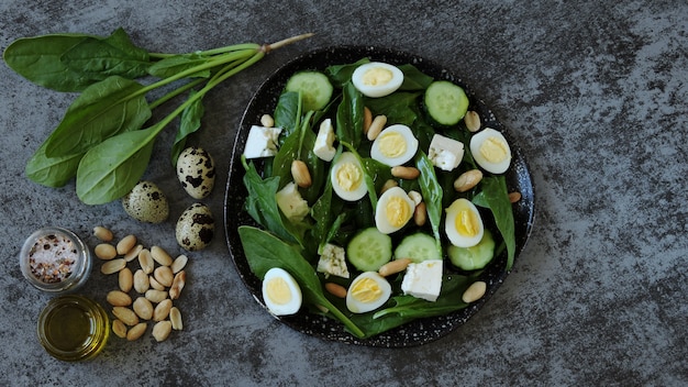 Diät-Salat mit Spinat, Wachteleiern und Nüssen.