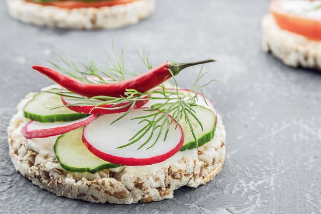 Diät-Sandwich mit Gemüse auf Betonoberfläche