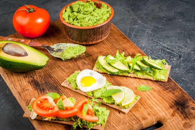 Diät-Sandwiches mit Guacamole und frischem Gemüse