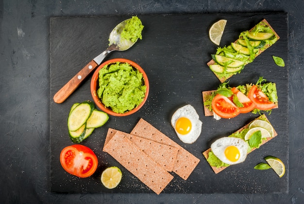 Diät-Sandwiches mit Guacamole und frischem Gemüse