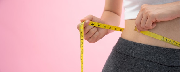 Diät und Diät Schönheit schlanker weiblicher Körper mit Maßband Frau in Trainingskleidung erreicht das Ziel der Gewichtsabnahme für ein gesundes Leben verrückt nach Dünnheit dünne Taille Ernährungsberaterin
