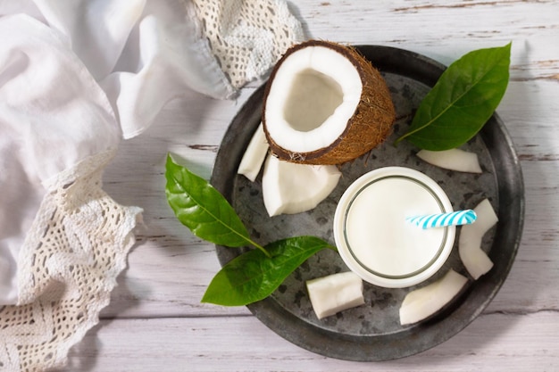 Diät- und Gesundheitsernährung Vegetarisches Konzept Alternative Nussmilch aus Kokosnuss