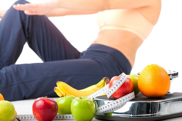 Foto diät und sport - junge frau macht sit-ups