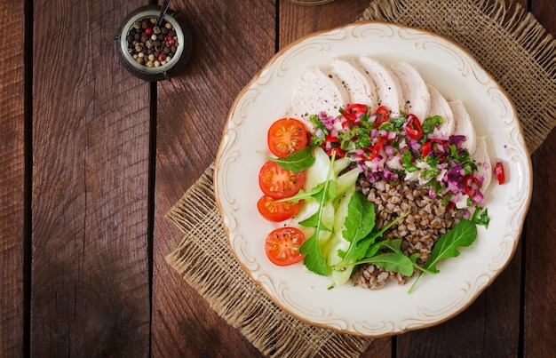 Diätessen. Hähnchenbrust mit Buchweizen und Gemüse. Gesunder Lebensstil. Sport nutriti