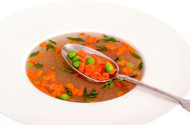 Diätetische Gemüsesuppe mit Karotten, Erbsen und Frühlingszwiebeln.