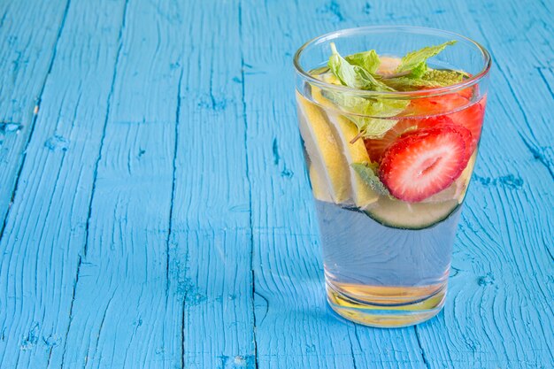 Diätetisches Entgiftungsgetränk mit Zitronensaft, Erdbeeren und Gurke.