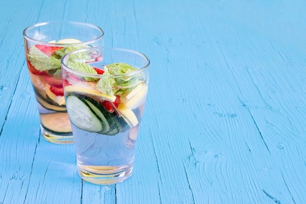 Diätetisches Entgiftungsgetränk mit Zitronensaft, Erdbeeren und Gurke.