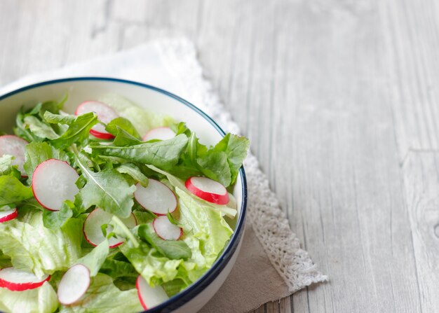 Diätetisches Lebensmittel für die Fitness. Salat mit Rettich, Salat und Rucola