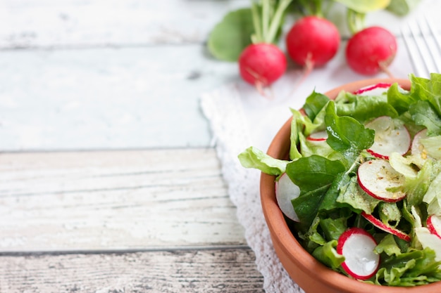 Diätetisches Lebensmittel für die Fitness. Salat mit Rettich, Salat und Rucola