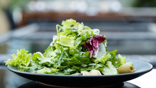 Diätkost Mahlzeit. Frischer Kräutersalat zum Abnehmen. Kalorienarmes Gericht für einen gesunden und fitten Körper