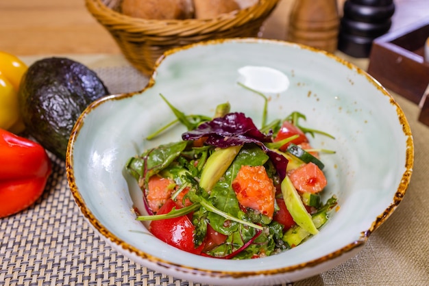 Diätmenü gesunder Salat aus frischem Gemüse Tomaten Avocado Rucola Rettich und Samen