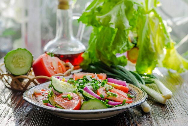 Diätsalat aus frischen Gurken, Tomaten und jungen Zwiebeln