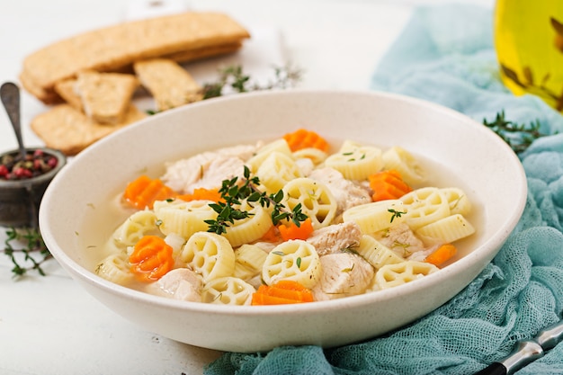 Diätsuppe mit Puten- oder Hühnerfilet mit Nudeln Ruote und Kräutern