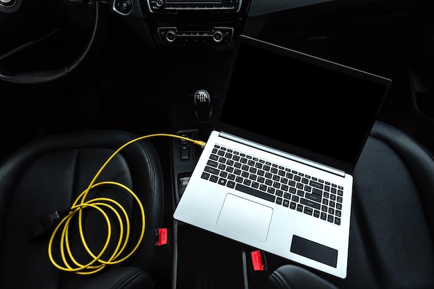 Diagnóstico de automóviles con computadora portátil en el automóvil