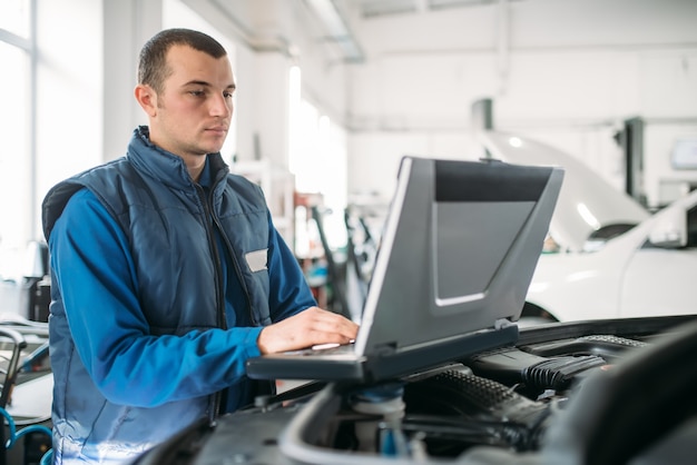 Diagnóstico informático del automóvil en servicio automático.