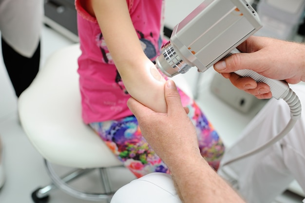 Diagnóstico de melanoma. El médico examina el lunar del paciente.