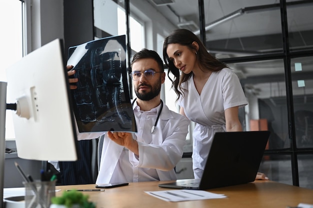 Diagnóstico mirando las radiografías Dos médicos están en la oficina