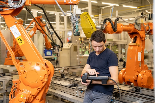 Diagnóstico de robots utilizando software especial en la fábrica.