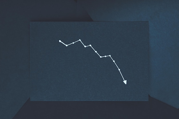 Diagrama apontando para baixo a curva exponencial do conceito de redução de queda de declínio no pano de fundo azul escuro