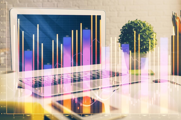 Diagrama financiero y tabla con computadora en el fondo Exposición múltiple Concepto de mercados internacionales