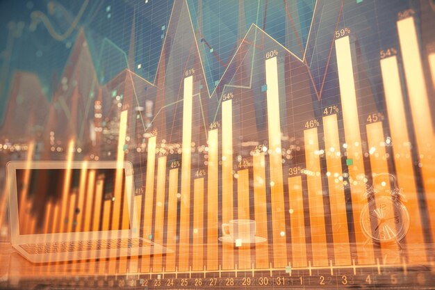 Diagrama financiero y tabla con computadora en el fondo Exposición múltiple Concepto de mercados internacionales