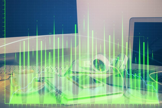 Diagrama financiero y tabla con computadora en el fondo Exposición múltiple Concepto de mercados internacionales