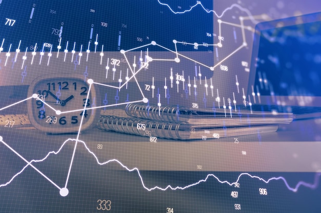 Diagrama financiero y tabla con computadora en el fondo Exposición múltiple Concepto de mercados internacionales