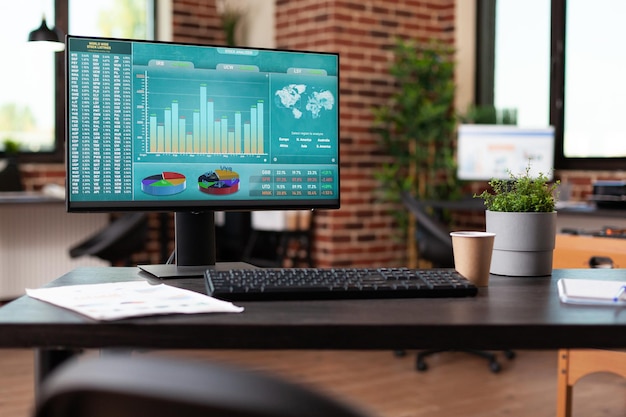 Diagrama del gráfico del mercado de valores en la computadora en la oficina vacía. Estadísticas de comercio e intercambio de dinero para comprar y vender criptomonedas para inversiones globales en el monitor en el espacio empresarial. tendencia financiera