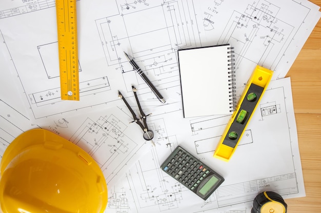 Diagrama de ingeniería, proyecto de redacción de papel, boceto, detalle de dibujo industrial arquitectónico y varias herramientas de dibujo