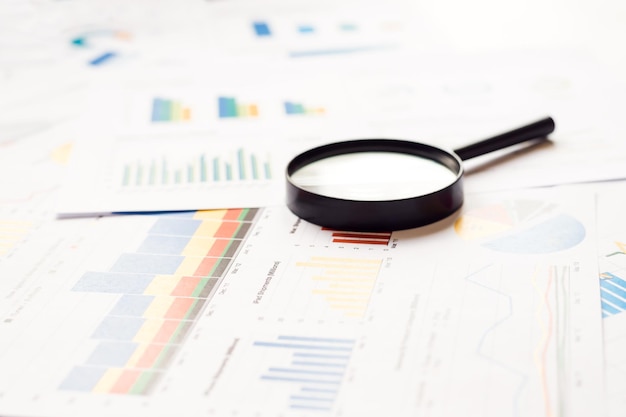 Diagrama de negocios con empresario de lugar de trabajo de lupa