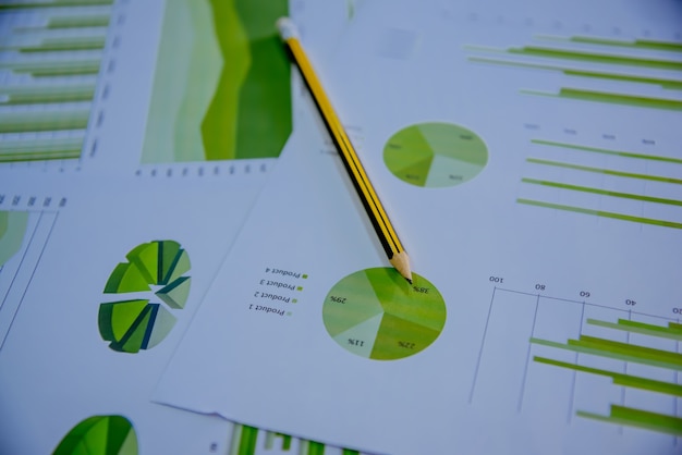 Diagramas e números de figuras de fotos na tabela no papel